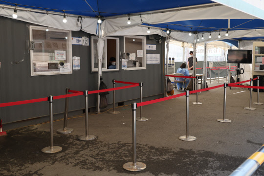 지난 15일 오전 서울역 광장에 마련된 임시선별검사소의 모습. <연합뉴스>